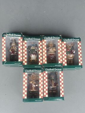 Woodlook Ornament Set of 6 Holiday Figurine Ornaments - Green & Red Boxes